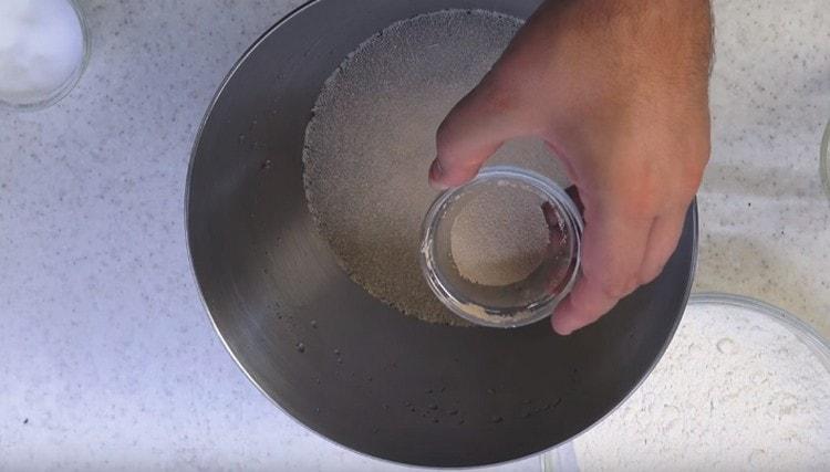 Разтворете маята в топла ода с добавена захар и сол.