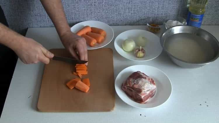 Според рецептата, за готвене на пилаф в бавна готварска печка, нарежете моркови