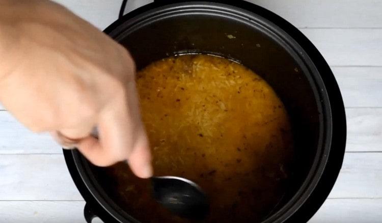 Сложете ориза в бавна готварска печка. водата трябва напълно да го покрие.