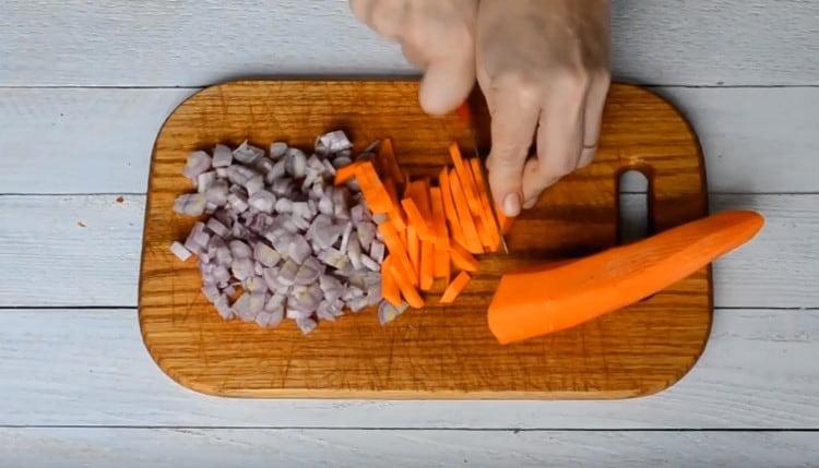 Нарежете лука и морковите.