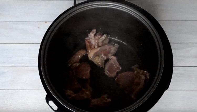 Първо запържете мазни парчета месо в бавна готварска печка.