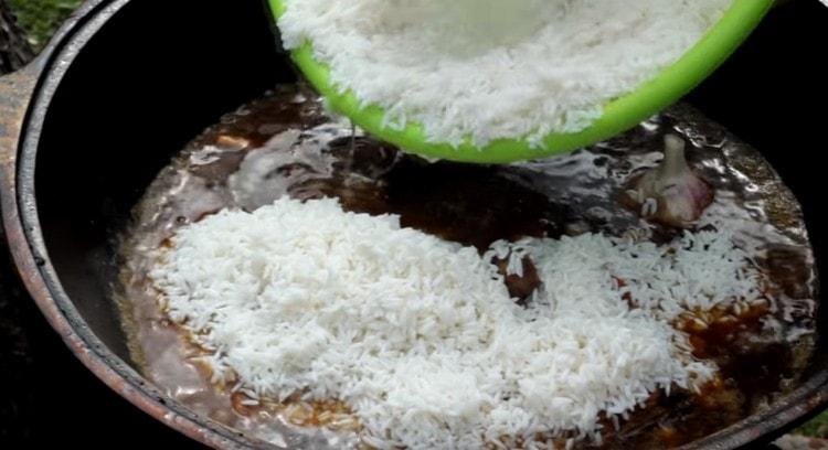 Внимателно разпределете ориза отгоре върху останалите съставки.