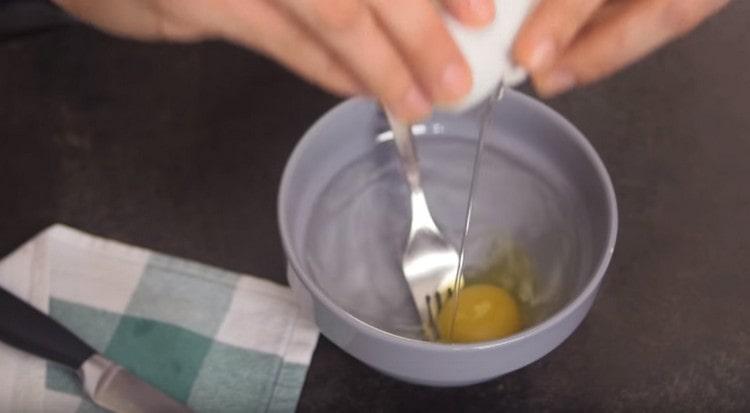 В купа със подсолена вода разбийте яйцето и разбъркайте.