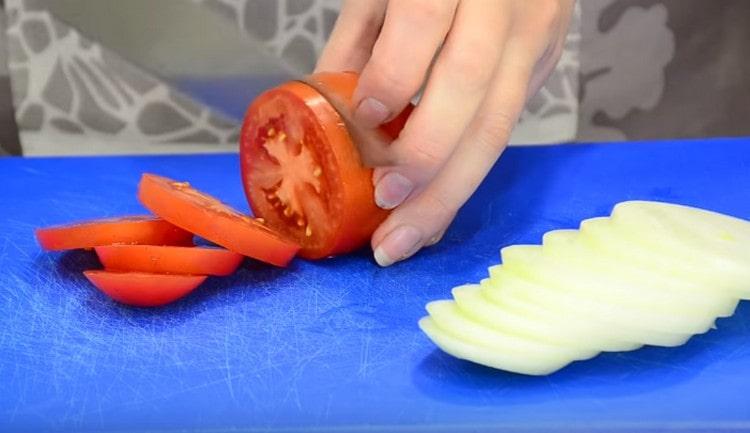Нарежете пресен домат на кръгчета.