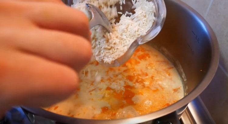 Сложете измития ориз в тиган.