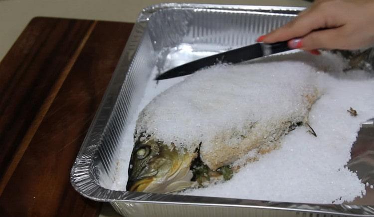 След изпичане внимателно отстранете солената кора от рибата.