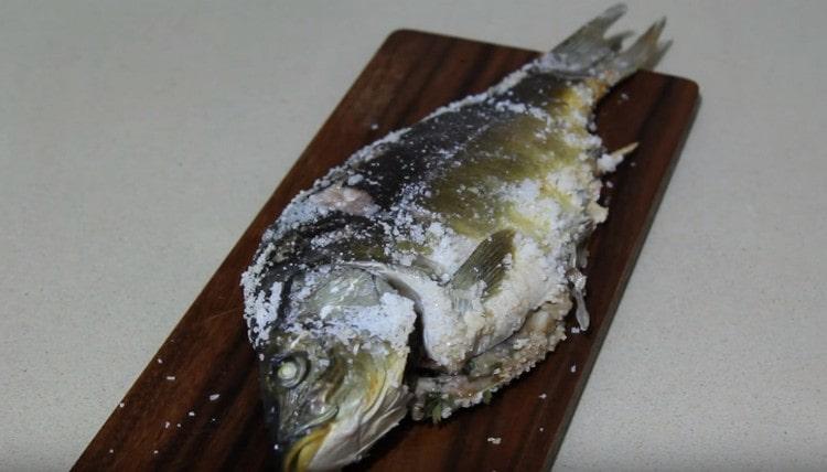 Рибата в сол във фурната се оказва сочна и много вкусна.