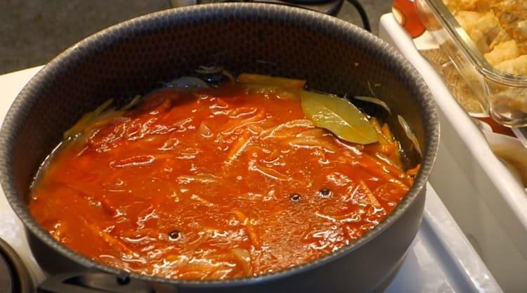 Към соса добавете доматеното пюре, черен пипер и дафинов лист.