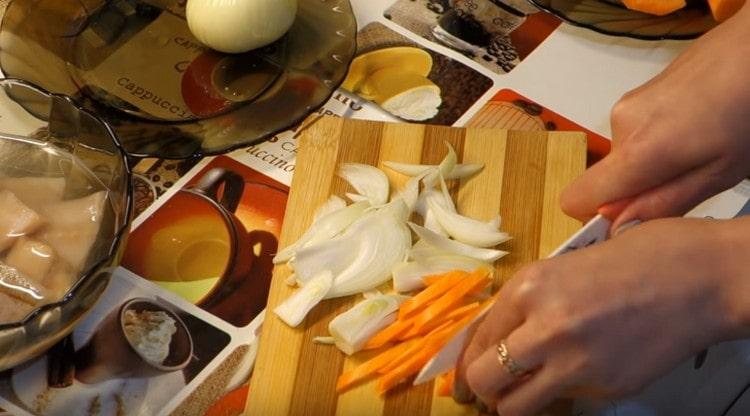 Нарязваме на ивици моркови и лук.