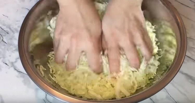 След като добавим малко сол, мислим зелето с ръце, така че да стане по-меко.