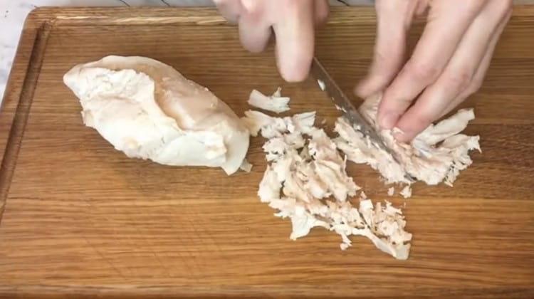 Нарежете свареното филе на парчета.