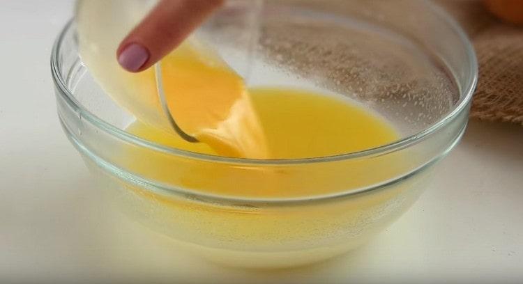 В смес от масло и вода добавете разбито яйце.