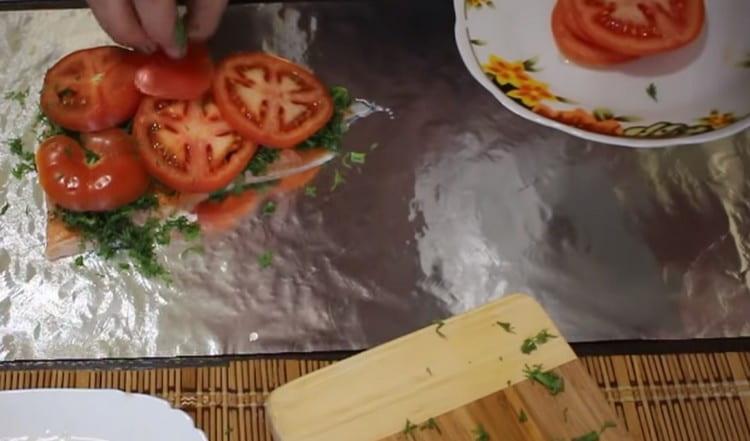 Отгоре на копъра направете слой от домати.
