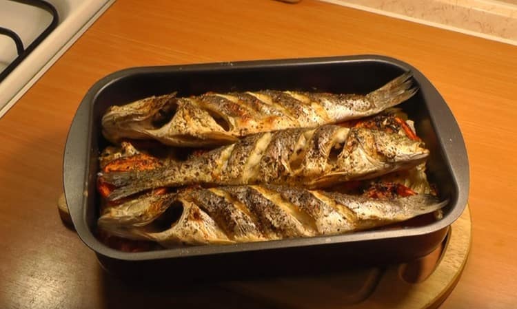 Такава рецепта за лаврак на фурна ще ви осигури както риба, така и гарнитура за една нощ.