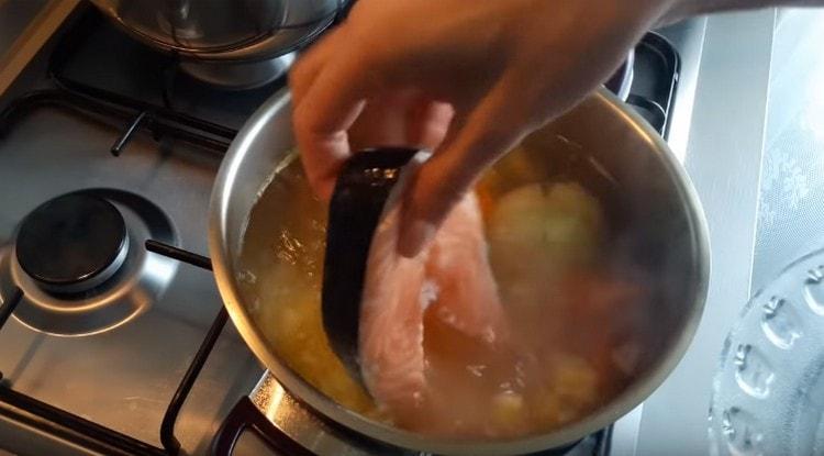Слагаме риба в супата.