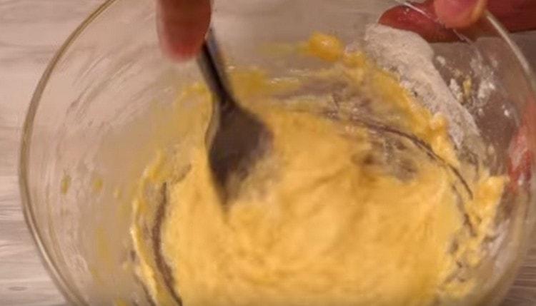 Смесете брашното с яйцата, приготвяйки тестото.