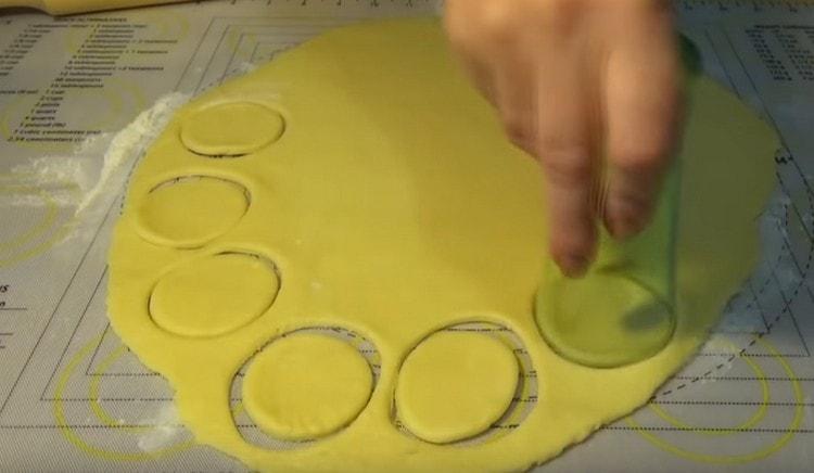 С чаша изрязваме кръгчета от слоя тесто.
