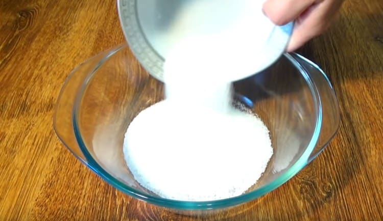 изсипете захар в купа, за да омесите тестото.