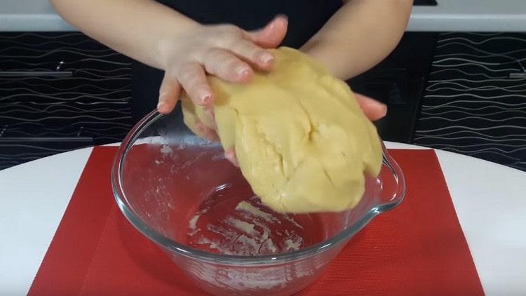 Омесете гладко тесто, което не полепва по ръцете ви.