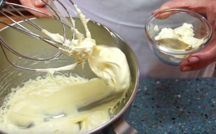 Ang bahagi ng butter cream ay naiwan upang palamutihan ang cake.