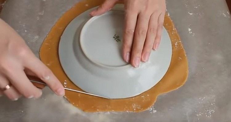 Веднага изрежете тортата с необходимата форма.