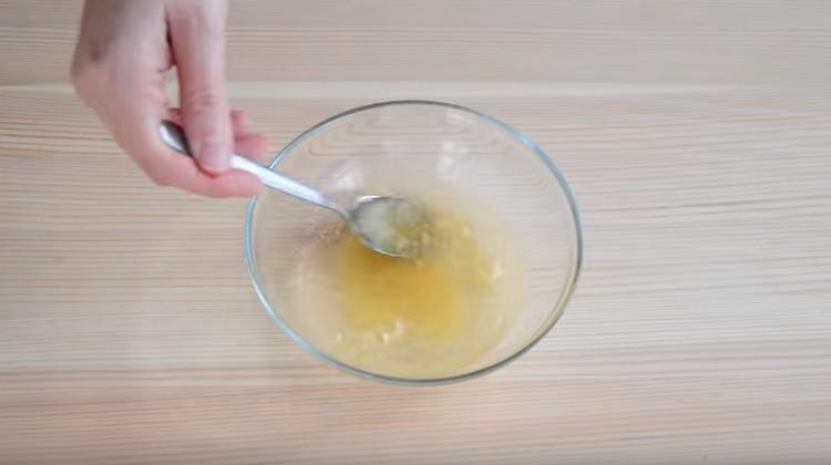 Накиснете желатина в гореща вода.