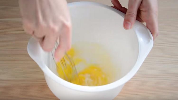 Разбийте отделно яйцето със захарта.