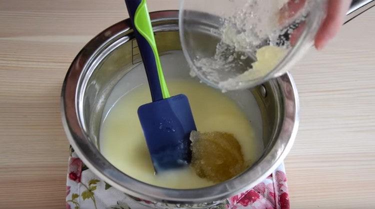 поставете желатин в кремава основа.
