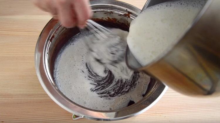 Кремът с желатин се добавя към шоколадовата маса.