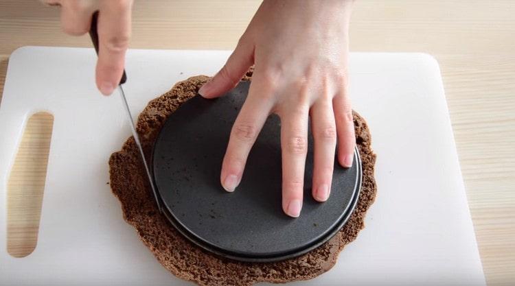От готовата торта изрежете кръг с желания диаметър.