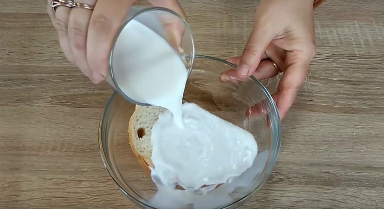 Изсипете мляко с бял хляб.