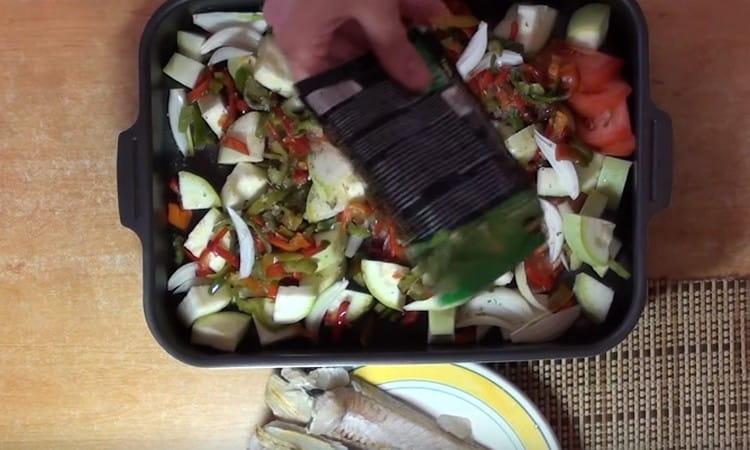 Поръсете зеленчуците със сол и провансалски билки.