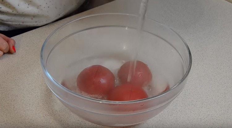 Залейте доматите с вряла вода, така че да е по-лесно да ги обелите.