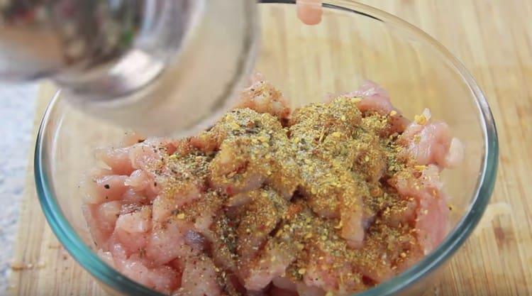 Сложете парчетата месо в купа и подправете със сол и подправки.
