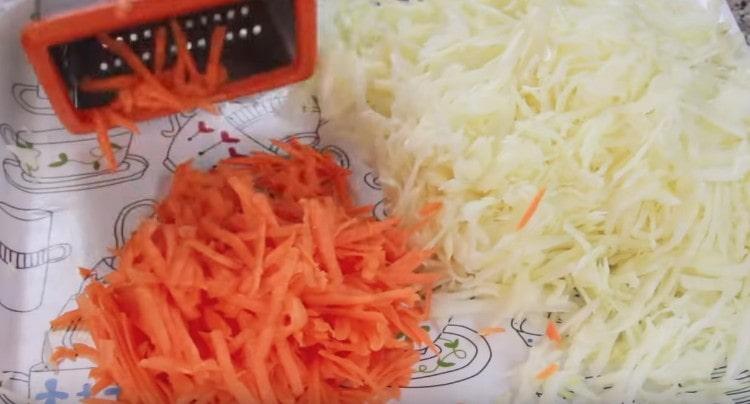 Настържете зеле и три моркови на ренде.