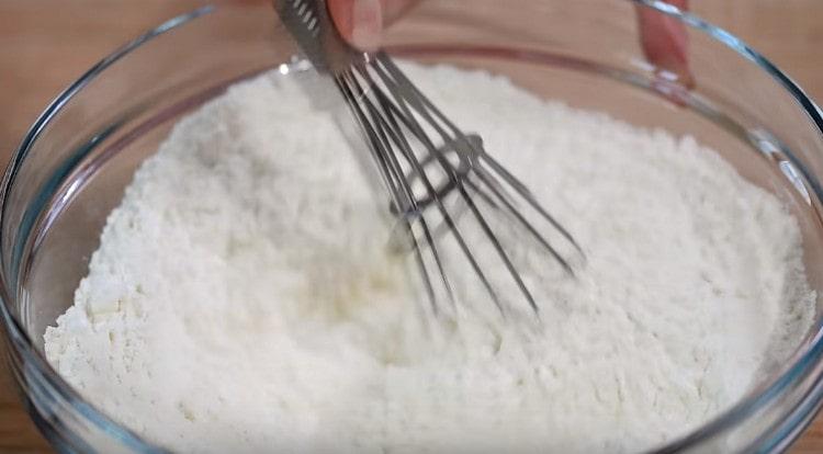 Комбинирайте брашното със сол и бакпулвер.