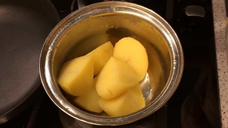 За да направите баба баница, сварете картофи