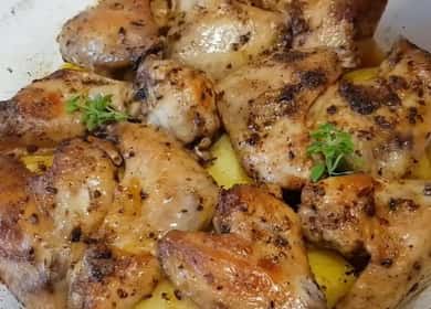 Фурни сочни пилешки крилца с картофи, изпечени на фурна