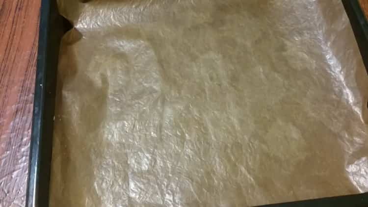 За да приготвите пържола от сом, поставете пергаментова хартия върху лист за печене