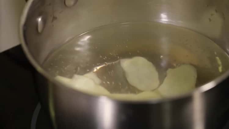 За да готвите маринован джинджифил, сварете съставките