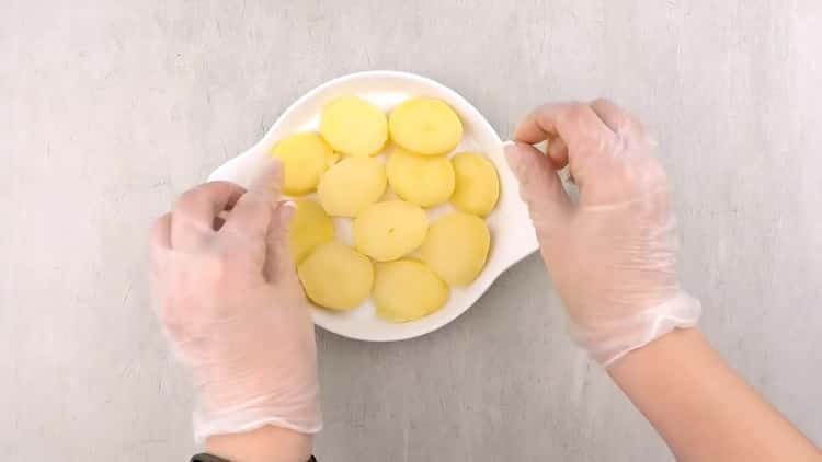 Според рецептата, за да приготвите сладко от сьомга във фурната, поставете картофите във форма