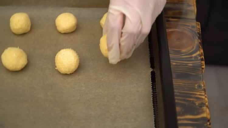 За да направите кокосови бисквитки, оформете торта смес