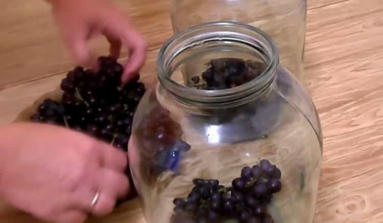 За да приготвите гроздов компот, пригответе всичко необходимо