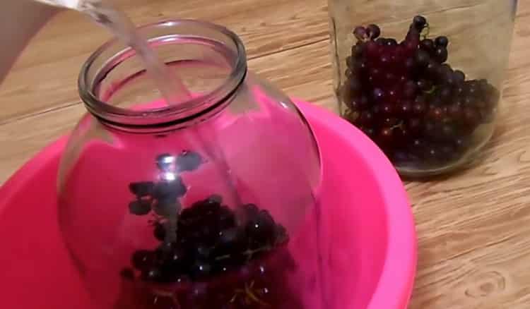 За да направите гроздов компот, напълнете плодовете с вода