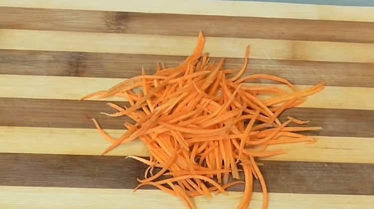 За приготвяне на рибна консерва у дома. нарязваме морковите