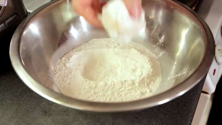 За да направите щука котлети, направете брашно