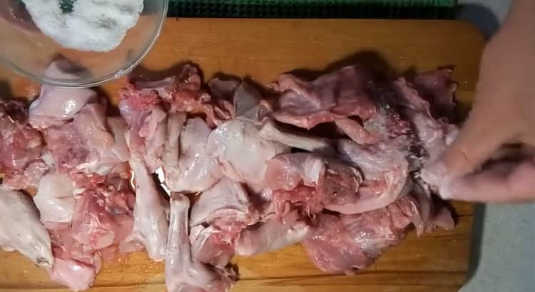 За да готвите заек в заквасена сметана във фурната, нарежете месото