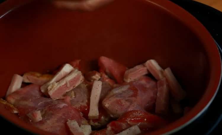 За да готвите заек с картофи в бавна готварска печка, комбинирайте съставките