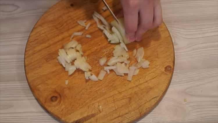 Според рецептата за готвене на пиле с картофи, пригответе пълнежа