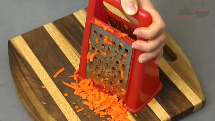За да готвите кисело зеле, настържете морковите
